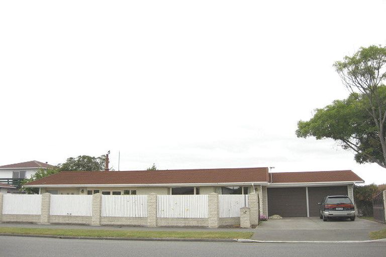 Photo of property in 39 Queenspark Drive, Parklands, Christchurch, 8083