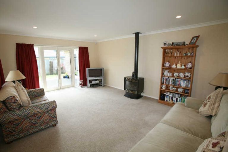 Photo of property in 5 Lourie Way, Fitzherbert, Palmerston North, 4410