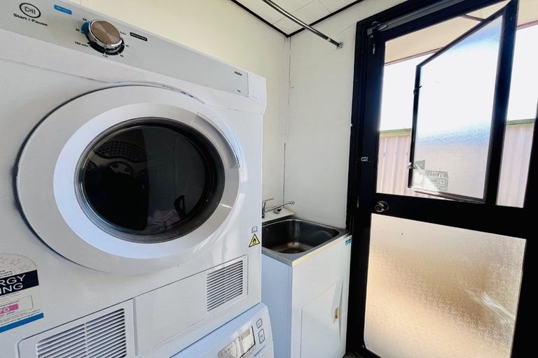 Photo of property in 5 Kopara Place, Clendon Park, Auckland, 2103