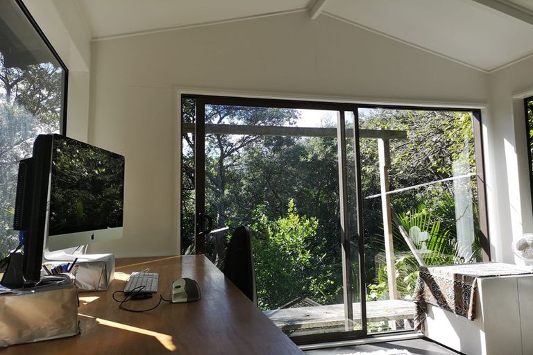 Photo of property in 23 Rayner Road, Piha, 0772