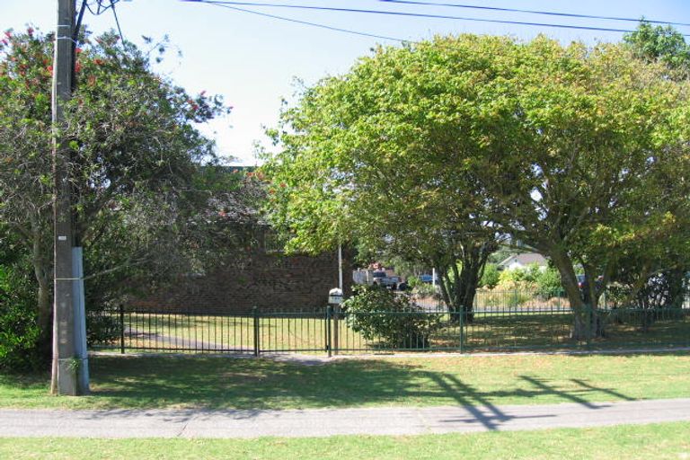 Photo of property in 785 East Coast Road, Northcross, Auckland, 0630