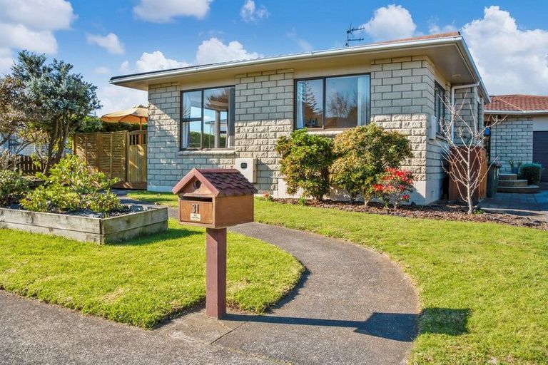 Photo of property in 31 Tiverton Crescent, Whalers Gate, New Plymouth, 4310