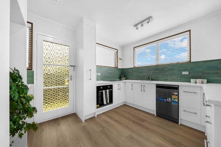 Photo of property in 2/52 Butterworth Drive, Glendene, Auckland, 0602