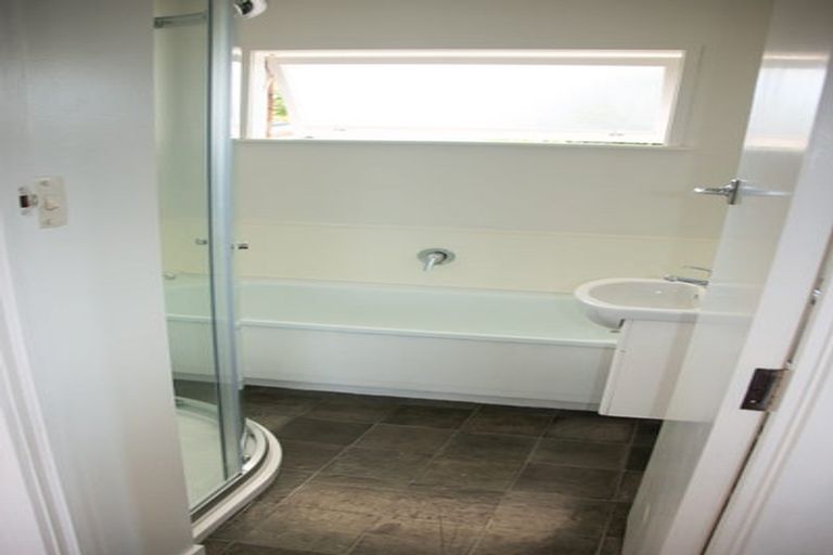 Photo of property in 1/22 Old Lake Road, Narrow Neck, Auckland, 0624