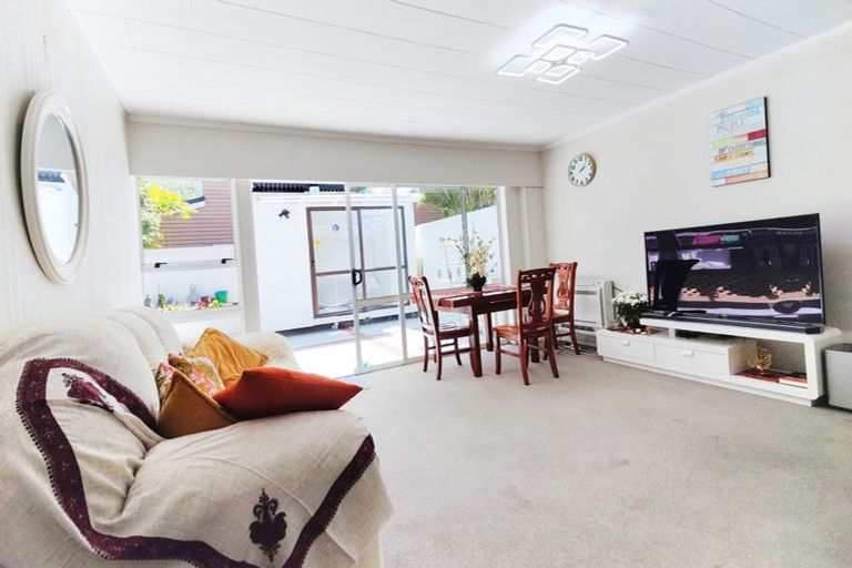 Photo of property in 8b Wai-iti Crescent, Woburn, Lower Hutt, 5010