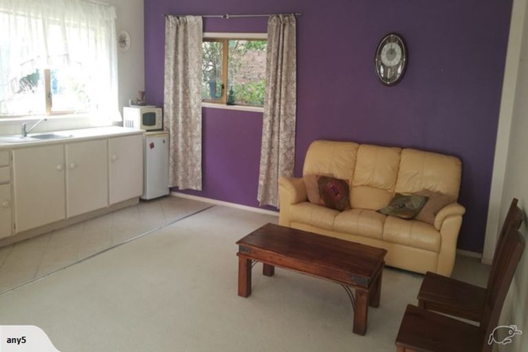 Photo of property in 2/8 Sandown Road, Rothesay Bay, Auckland, 0630