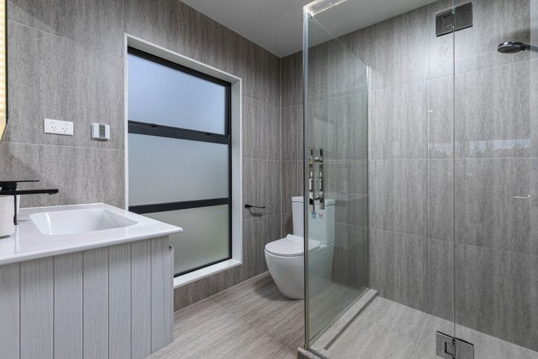 Photo of property in 8b Dallinghoe Crescent, Milford, Auckland, 0620