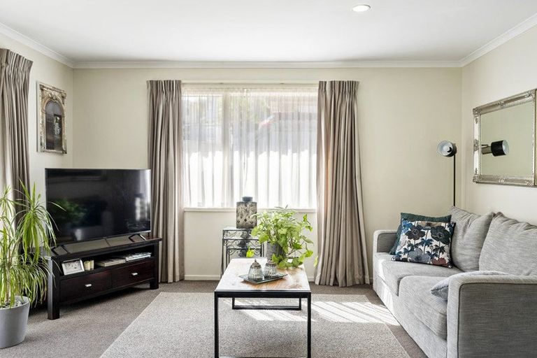Photo of property in 2/22 Ellenbury Place, Stanmore Bay, Whangaparaoa, 0932