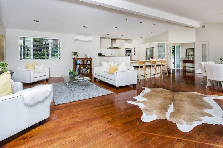 Photo of property in 19 Valerie Crescent, Okura, Albany, 0792