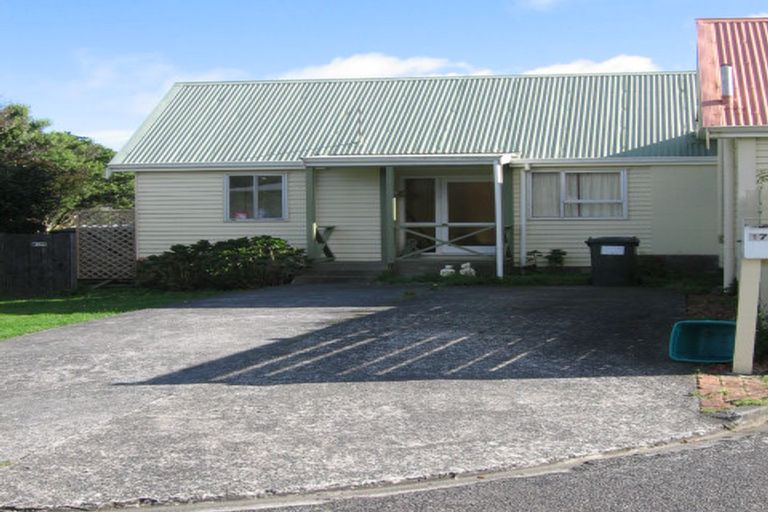 Photo of property in 17a Kingsbridge Place, Newlands, Wellington, 6037
