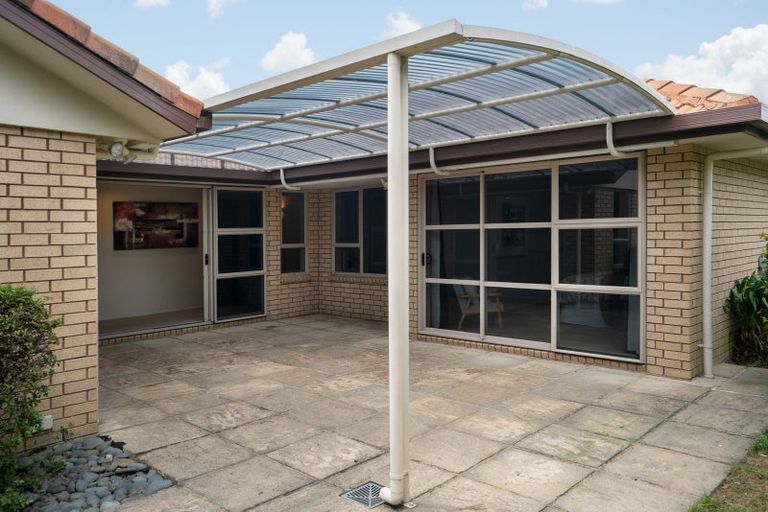 Photo of property in 1 Glenroy Place, Green Bay, Auckland, 0604