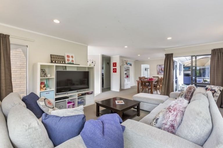 Photo of property in 22 Chedworth Drive, Glenfield, Auckland, 0629