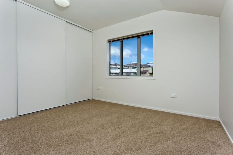 Photo of property in 5/4 John Jennings Drive, Oteha, Auckland, 0632