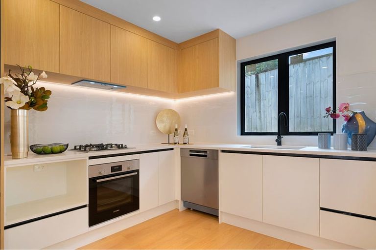 Photo of property in 6 Palmer Avenue, Glen Eden, Auckland, 0602