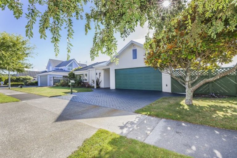 Photo of property in 17 Samwell Drive, Whitby, Porirua, 5024