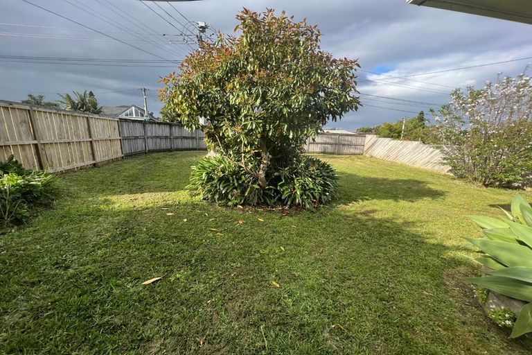 Photo of property in 57 Yeovil Road, Te Atatu Peninsula, Auckland, 0610