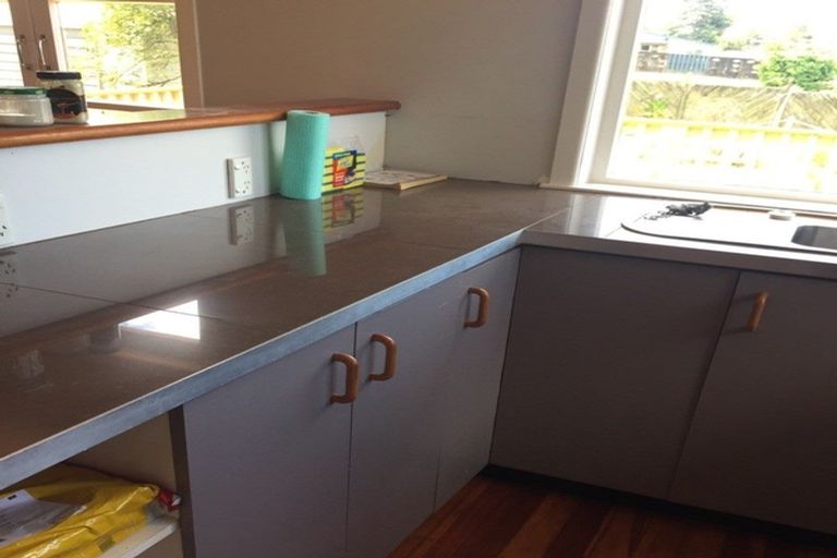 Photo of property in 14 Wakeling Avenue, Te Atatu South, Auckland, 0610