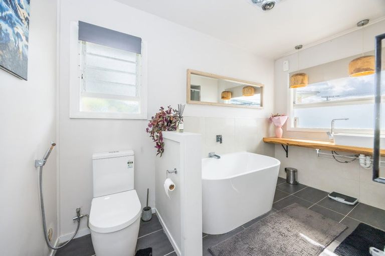 Photo of property in 15 Matthews Crescent, Melville, Hamilton, 3206