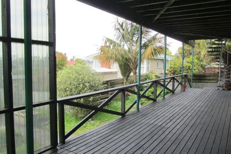 Photo of property in 51 Peach Road, Glenfield, Auckland, 0629