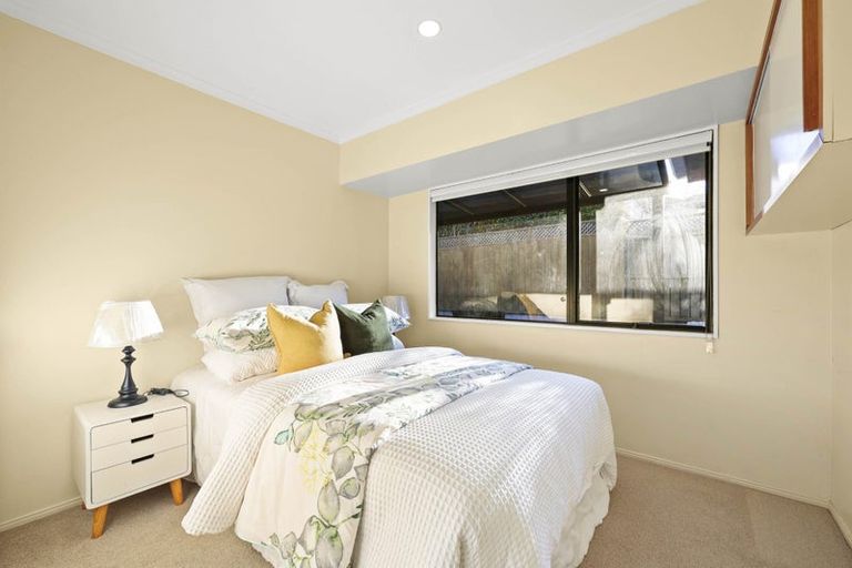 Photo of property in 2/20 Beach Road, Mellons Bay, Auckland, 2014