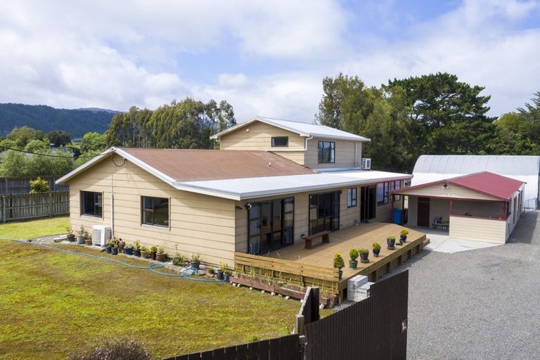 Photo of property in 55 Waikawa Beach Road, Manakau, Levin, 5573