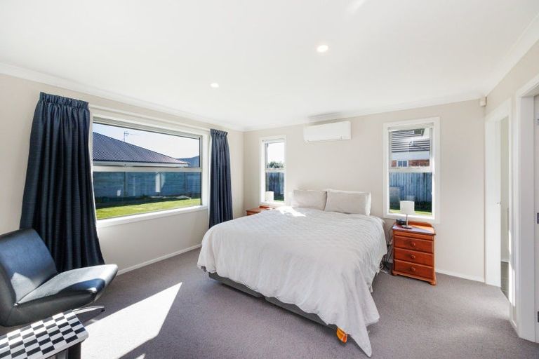 Photo of property in 34 Dogwood Way, Milson, Palmerston North, 4414