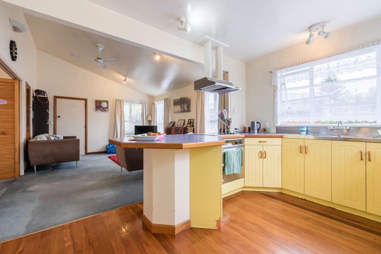 Photo of property in 26 Yeovil Road, Te Atatu Peninsula, Auckland, 0610