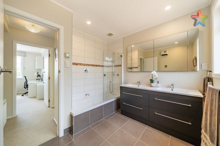 Photo of property in 239 Dowse Drive, Maungaraki, Lower Hutt, 5010