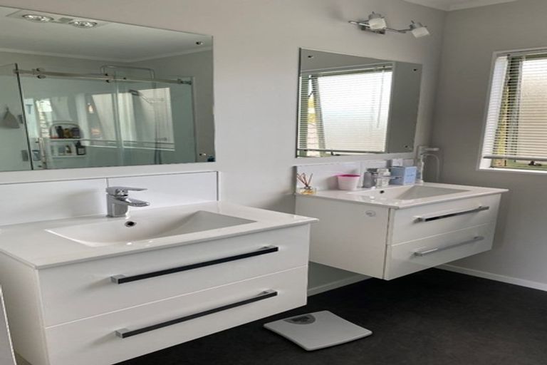 Photo of property in 28 Saunders Close, Whitby, Porirua, 5024