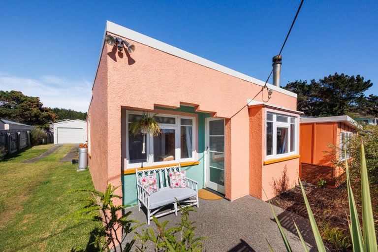 Photo of property in 16 Chrystal Street, Foxton Beach, Foxton, 4815