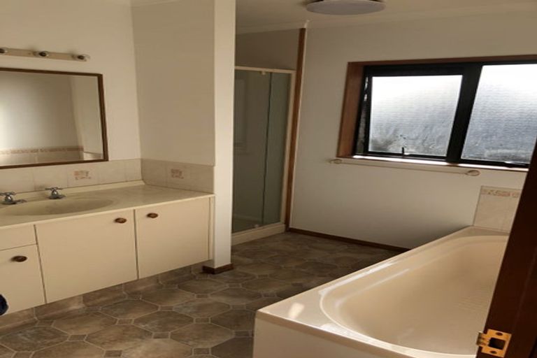 Photo of property in 18 Ruapehu Drive, Fitzherbert, Palmerston North, 4410