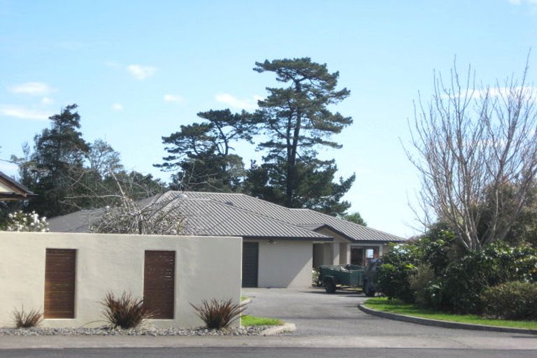 Photo of property in 8 Royal Heights, Glen Avon, New Plymouth, 4312