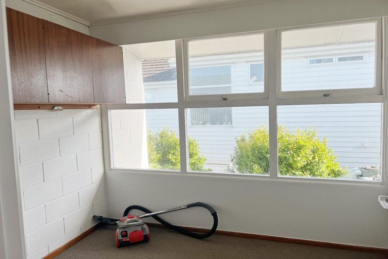Photo of property in 81 Pupuke Road, Northcote, Auckland, 0627