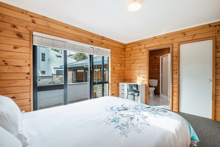 Photo of property in 2/6 Stoneleigh Court, Sunnynook, Auckland, 0632