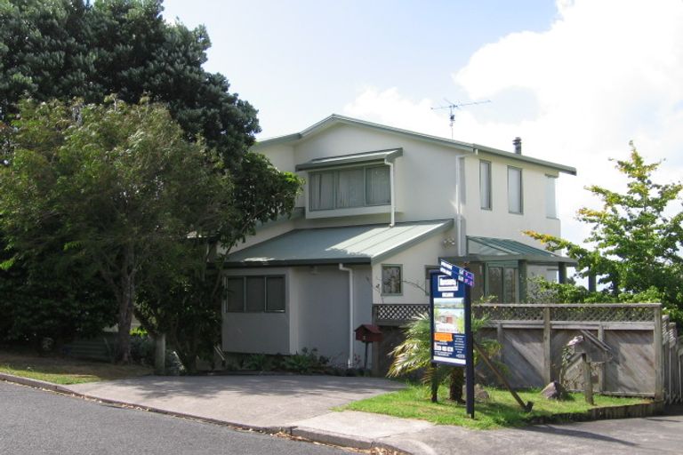 Photo of property in 1/2 Parr Terrace, Castor Bay, Auckland, 0620