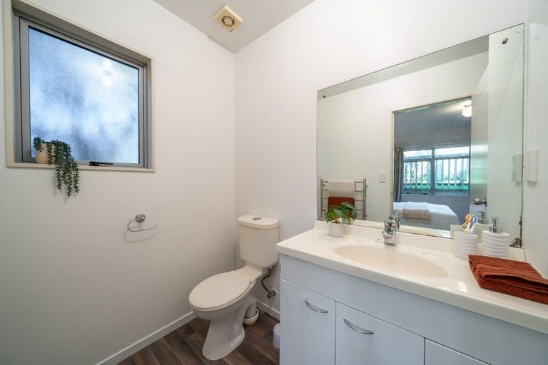 Photo of property in 6b Warrington Grove, Newlands, Wellington, 6037