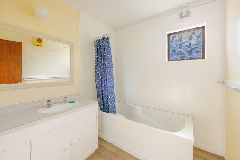Photo of property in 12 Lake Street, Takapau, 4203