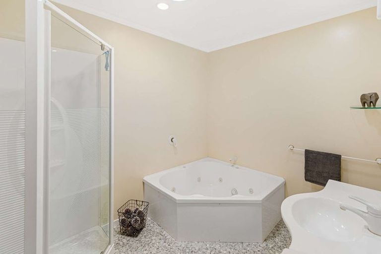 Photo of property in 2 Beech Place, Hawera, 4610