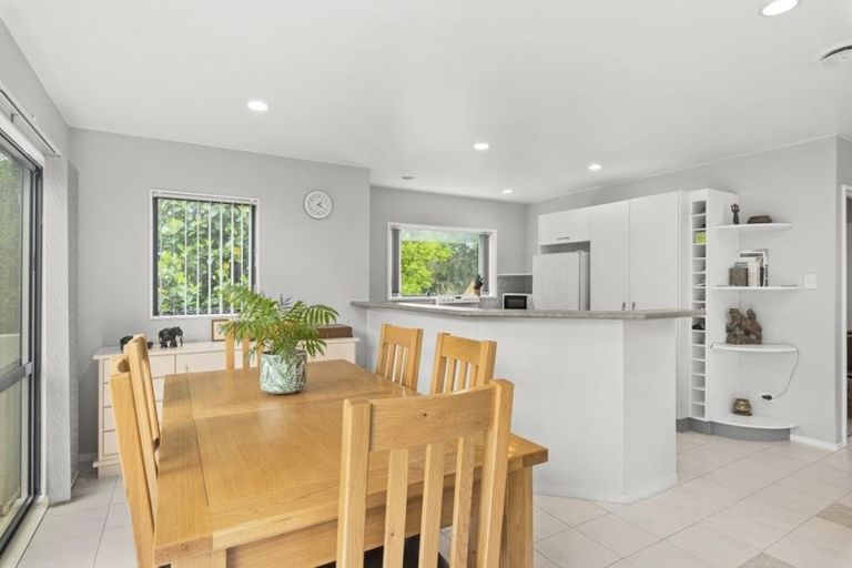 Photo of property in 2/284 Sunset Road, Windsor Park, Auckland, 0632
