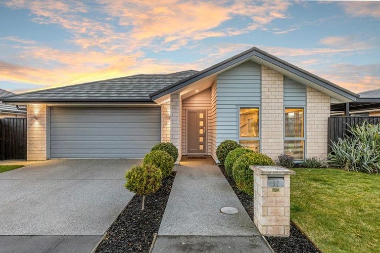 Photo of property in 32 Dunlops Crescent, Marshland, Christchurch, 8083