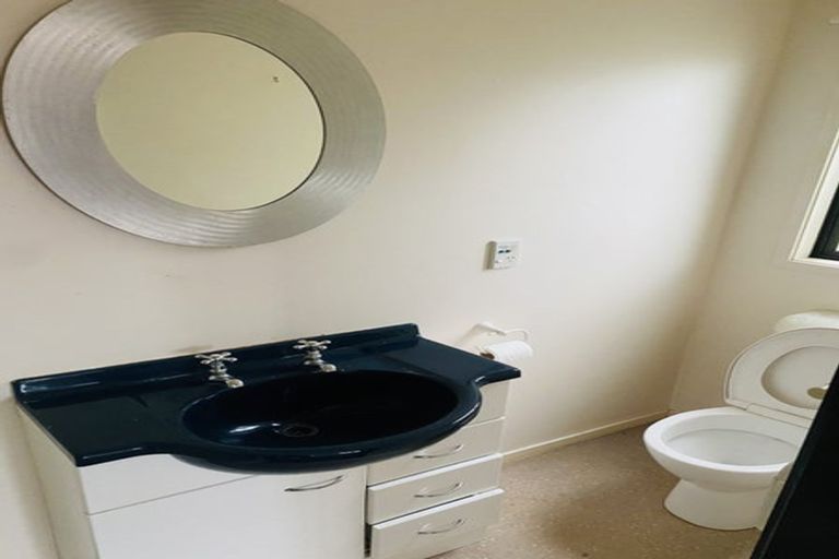 Photo of property in 39 Dress Circle, Newlands, Wellington, 6037