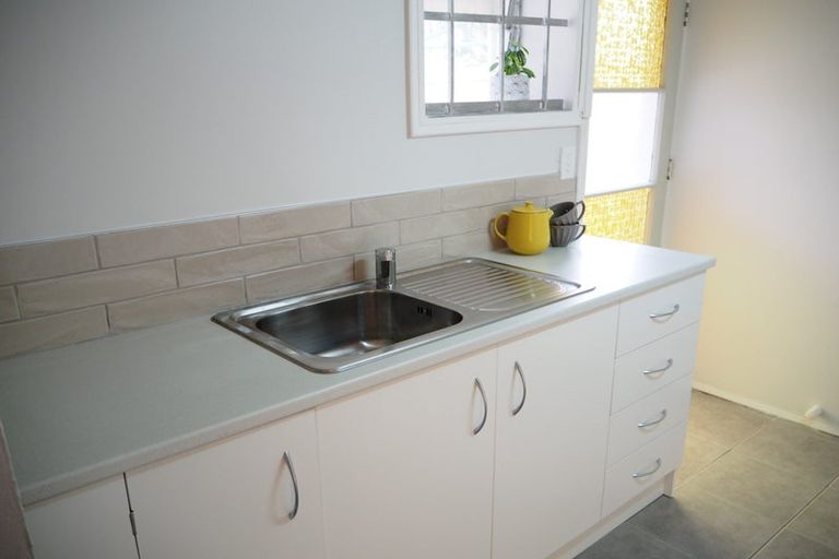 Photo of property in 10 Sylvan Crescent, Te Atatu South, Auckland, 0610