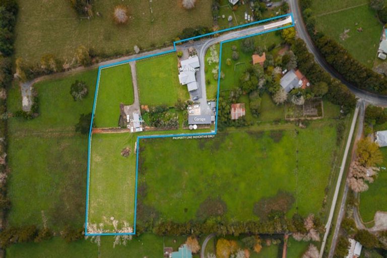 Photo of property in 124 Boord Crescent, Kumeu, 0891