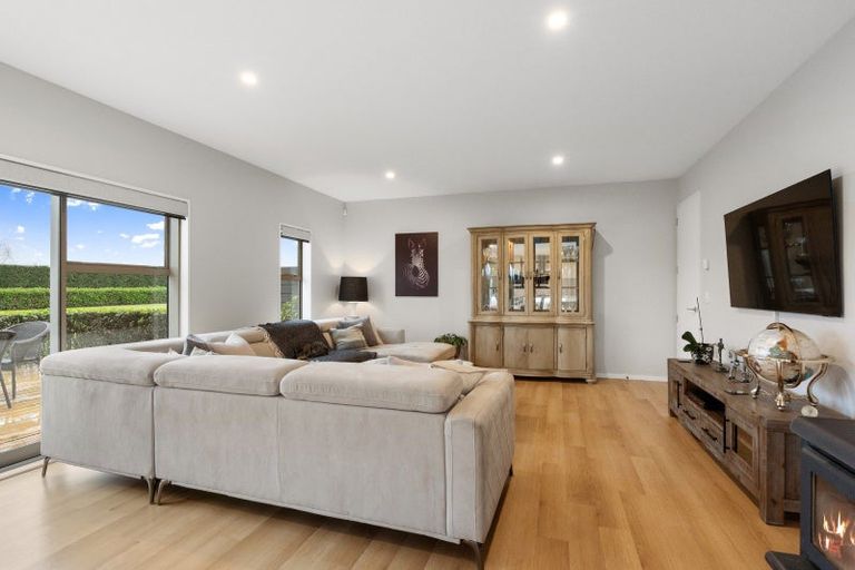 Photo of property in 14 Whitcombe Place, Darfield, 7571