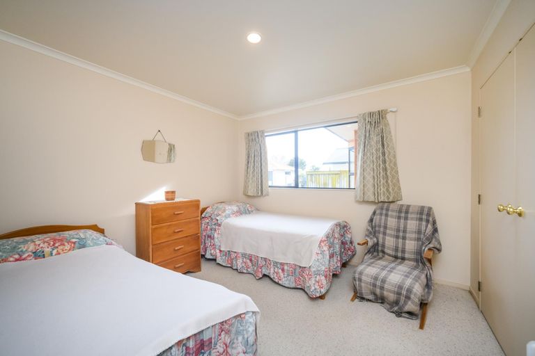 Photo of property in 19 Woburn Place, Takaro, Palmerston North, 4412
