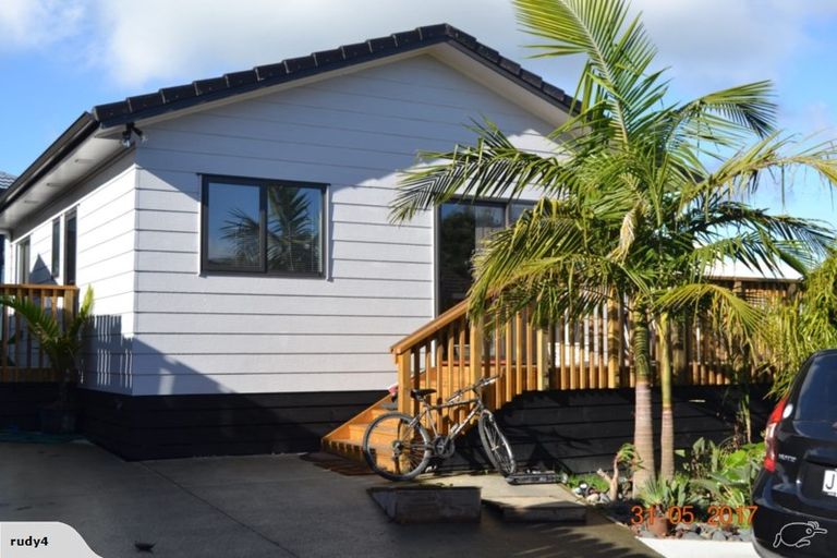 Photo of property in 9 Edgware Road, West Harbour, Auckland, 0618