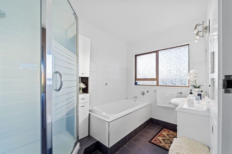 Photo of property in 100 Becroft Drive, Forrest Hill, Auckland, 0620