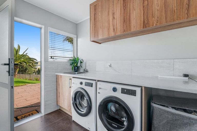 Photo of property in 11 Azure Grove, Unsworth Heights, Auckland, 0632