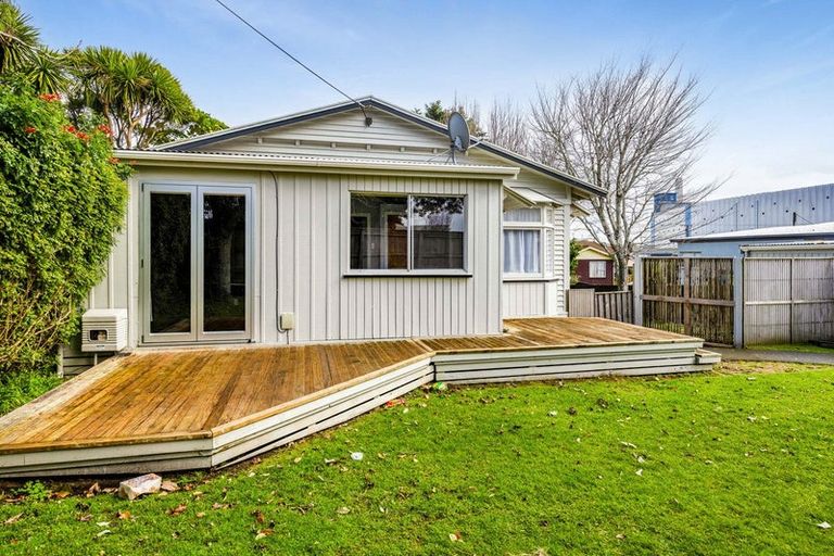 Photo of property in 6 Peace Avenue, Moturoa, New Plymouth, 4310