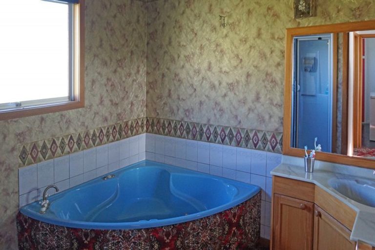 Photo of property in 104 Marine Parade, Bluff, 9814